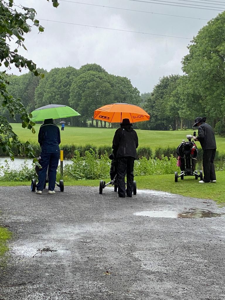 Op een “mooie” Pinksterdag samen in een regen(golf).