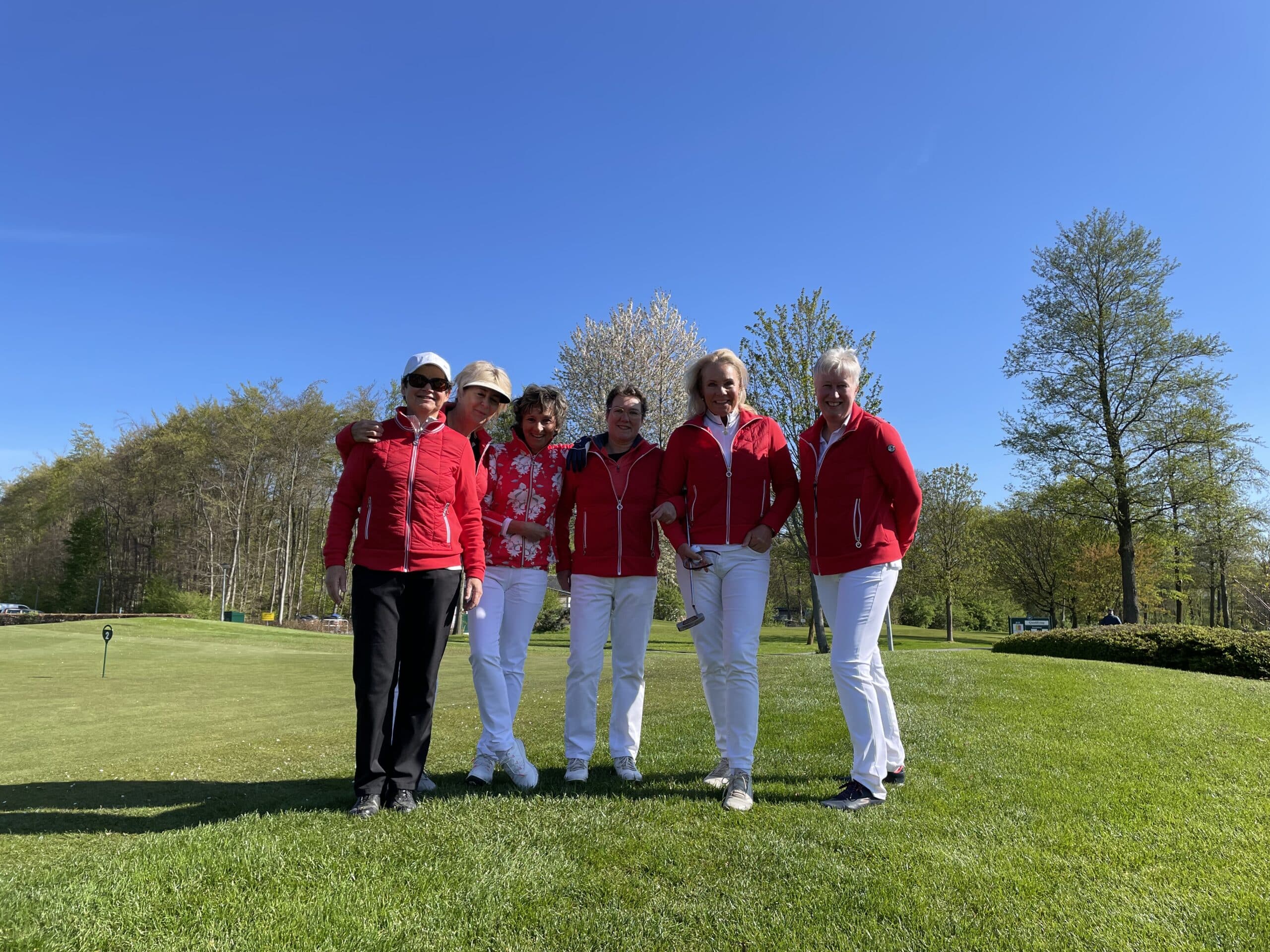 Dames 27 holes zondag blijven op koers